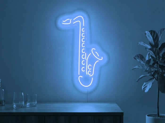 Neonskylt «Saxofon» i isblå LED-neon, monterad på vägg