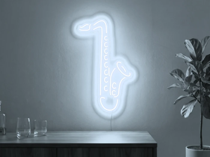 Neonskylt «Saxofon» i iskall vit LED-neon, monterad på vägg