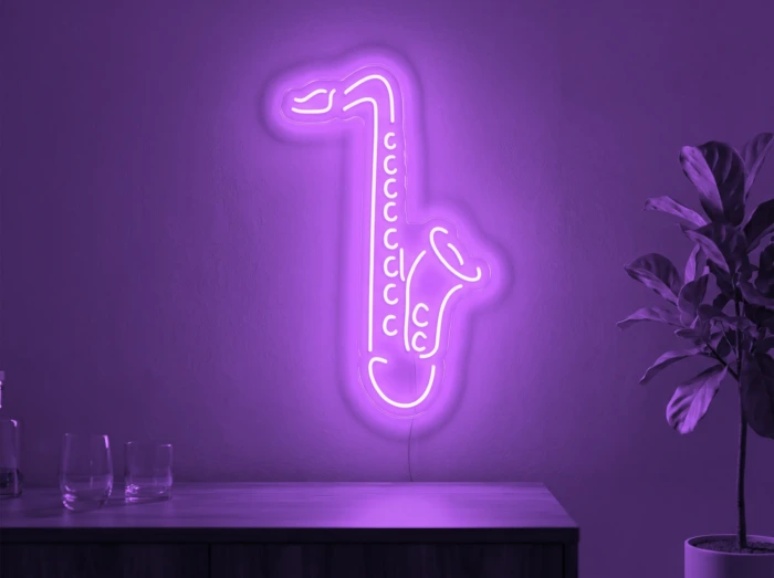 Neonskylt «Saxofon» i lila LED-neon, monterad på vägg