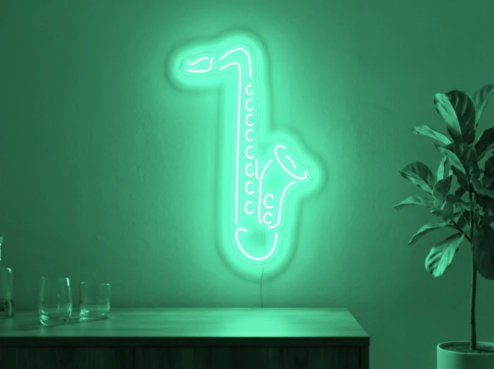 Neonskylt «Saxofon» i mintgrön LED-neon, monterad på vägg
