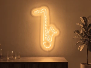 Neonskylt «Saxofon» i orange LED-neon, monterad på vägg