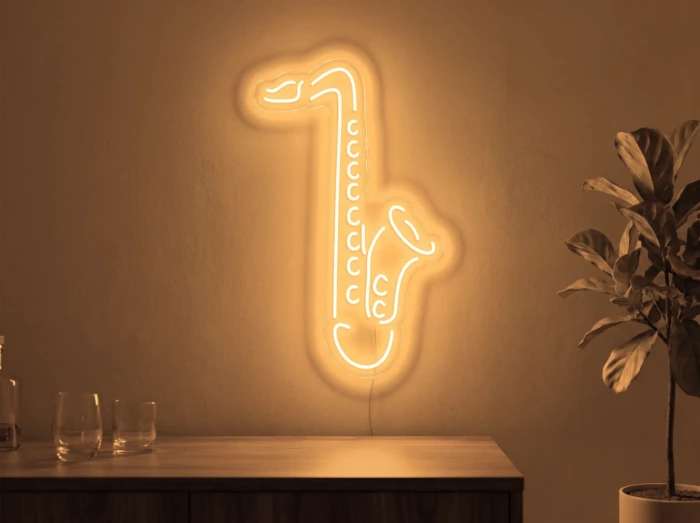 Neonskylt «Saxofon» i orange LED-neon, monterad på vägg