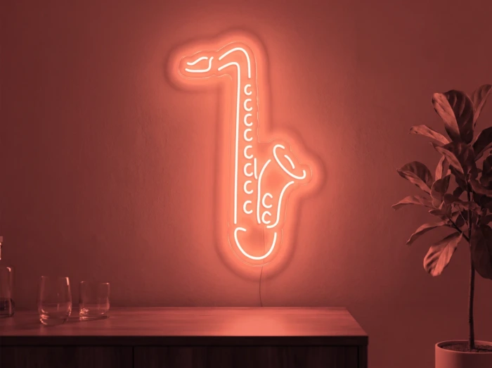 Neonskylt «Saxofon» i röd LED-neon, monterad på vägg