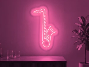 Neonskylt «Saxofon» i rosa LED-neon, monterad på vägg