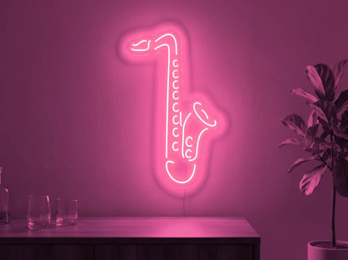 Neonskylt «Saxofon» i rosa LED-neon, monterad på vägg