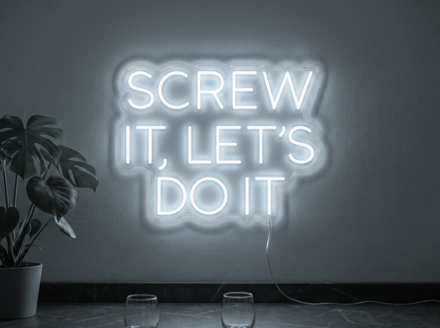 Neonskylt «Screw It Let’s Do It» i iskall vit LED-neon, monterad på vägg