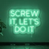 Neonskylt «Screw It Let’s Do It» i mintgrön LED-neon, monterad på vägg