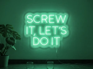 Neonskylt «Screw It Let’s Do It» i mintgrön LED-neon, monterad på vägg