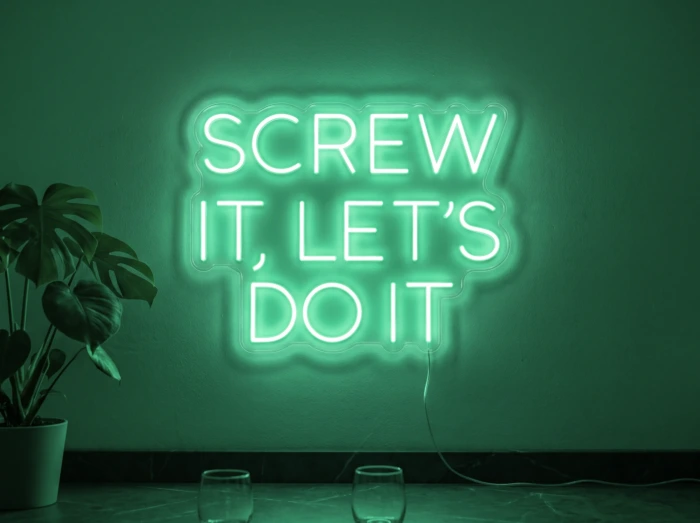 Neonskylt «Screw It Let’s Do It» i mintgrön LED-neon, monterad på vägg