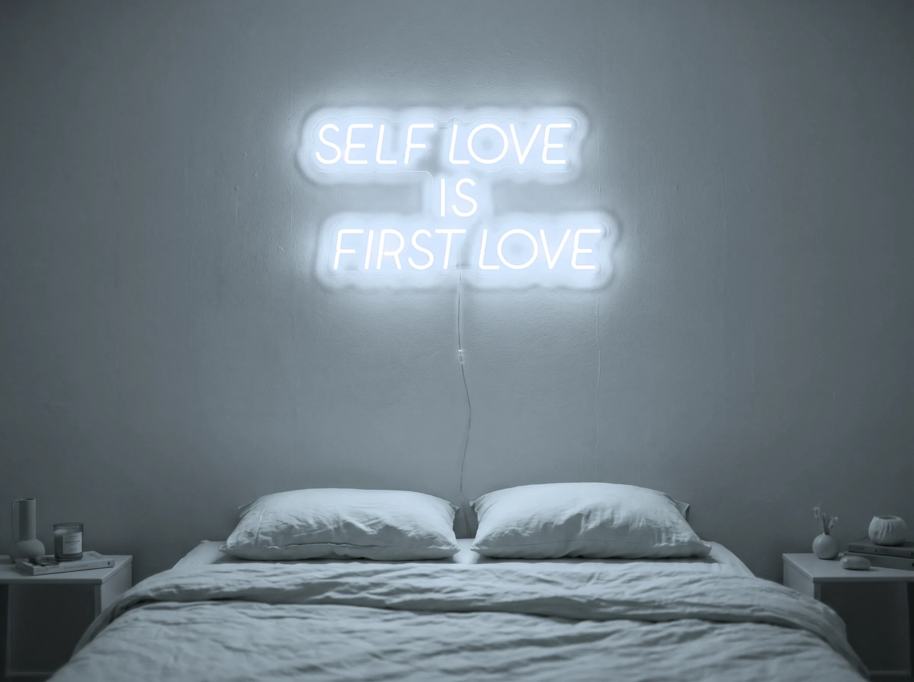 Neonskylt «Self Love Is First Love» i iskall vit LED-neon, monterad på vägg