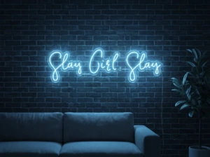 Neonskylt «Slay Girl Slay» i isblå LED-neon, monterad på vägg