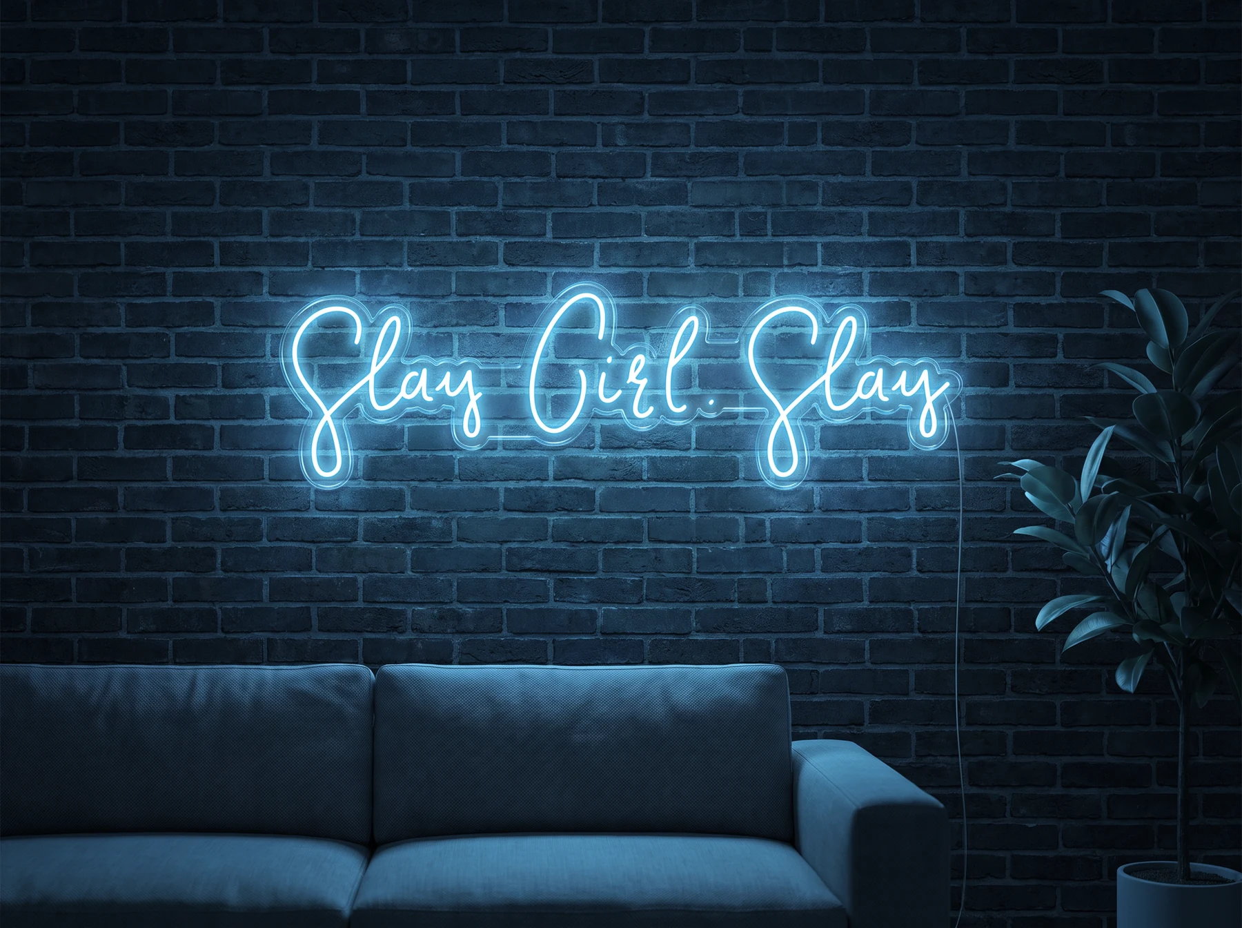 Neonskylt «Slay Girl Slay» i isblå LED-neon, monterad på vägg