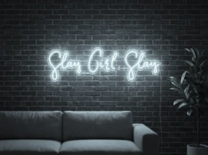 Neonskylt «Slay Girl Slay» i iskall vit LED-neon, monterad på vägg