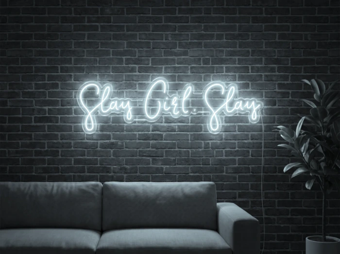 Neonskylt «Slay Girl Slay» i iskall vit LED-neon, monterad på vägg