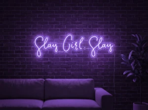 Neonskylt «Slay Girl Slay» i lila LED-neon, monterad på vägg