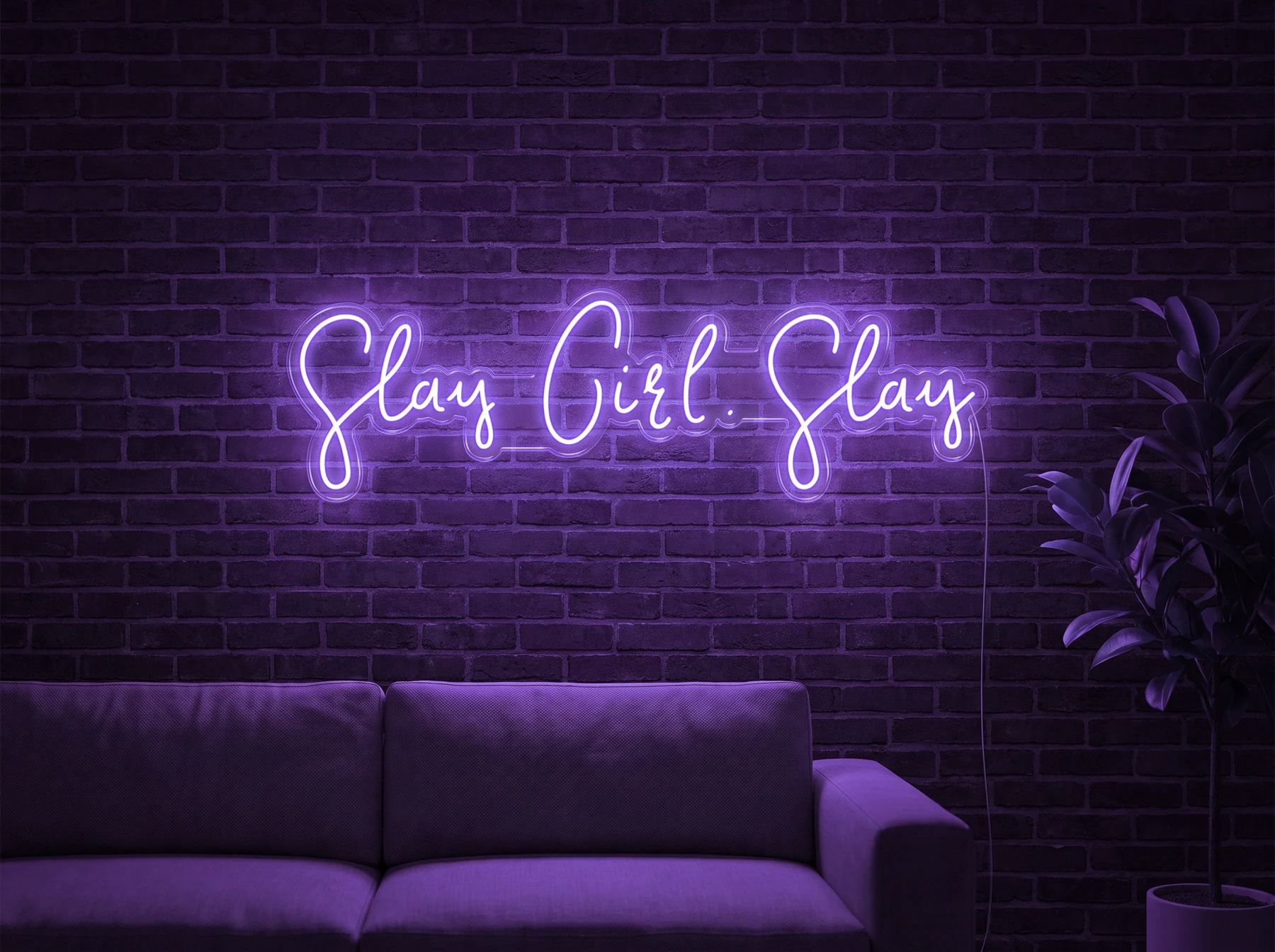 Neonskylt «Slay Girl Slay» i lila LED-neon, monterad på vägg