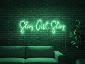 Neonskylt «Slay Girl Slay» i mintgrön LED-neon, monterad på vägg
