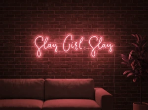 Neonskylt «Slay Girl Slay» i röd LED-neon, monterad på vägg