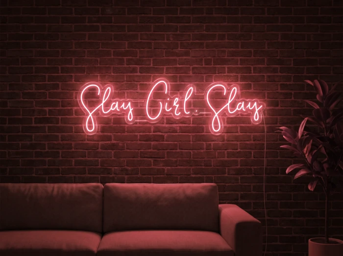 Neonskylt «Slay Girl Slay» i röd LED-neon, monterad på vägg
