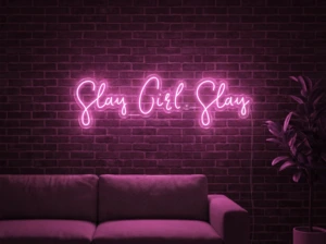 Neonskylt «Slay Girl Slay» i rosa LED-neon, monterad på vägg