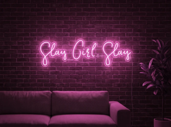 Neonskylt «Slay Girl Slay» i rosa LED-neon, monterad på vägg
