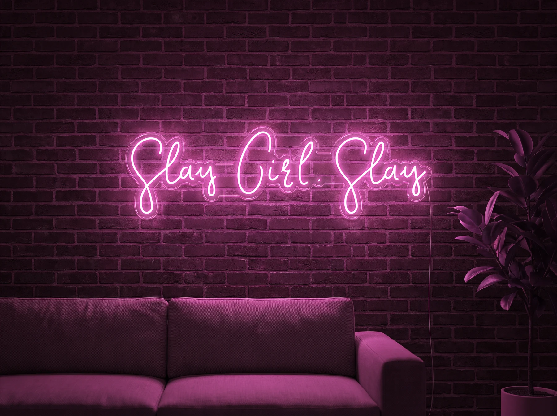 Neonskylt «Slay Girl Slay» i rosa LED-neon, monterad på vägg