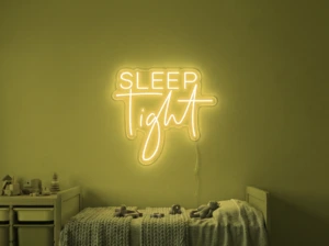 Neonskylt «Sleep Tight» i gul LED-neon, monterad på vägg