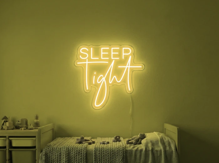 Neonskylt «Sleep Tight» i gul LED-neon, monterad på vägg