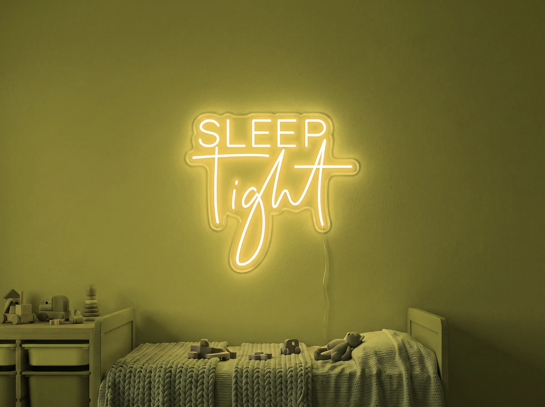 Neonskylt «Sleep Tight» i gul LED-neon, monterad på vägg