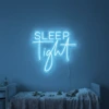 Neonskylt «Sleep Tight» i isblå LED-neon, monterad på vägg
