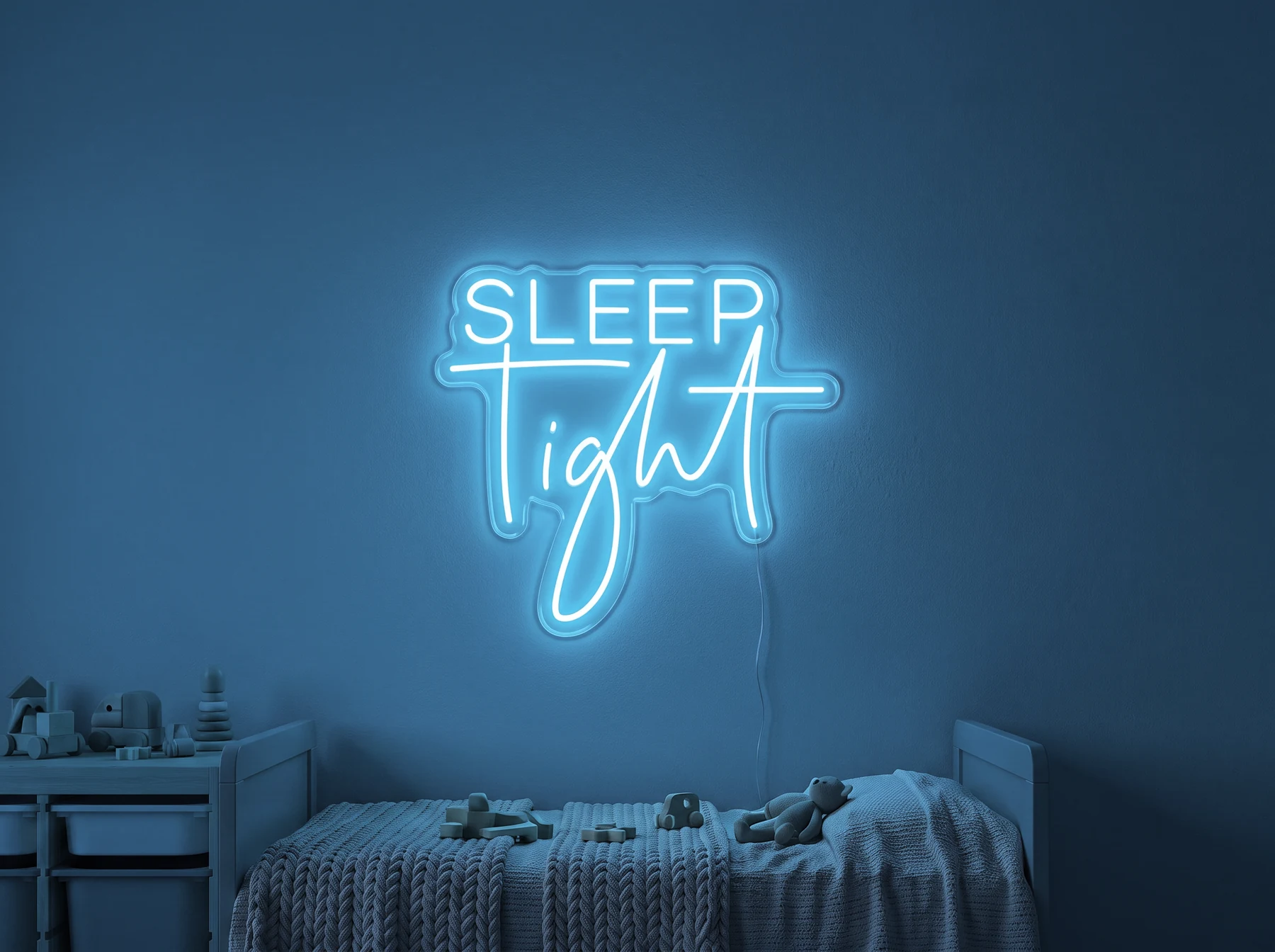 Neonskylt «Sleep Tight» i isblå LED-neon, monterad på vägg
