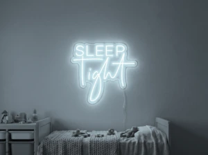Neonskylt «Sleep Tight» i iskall vit LED-neon, monterad på vägg