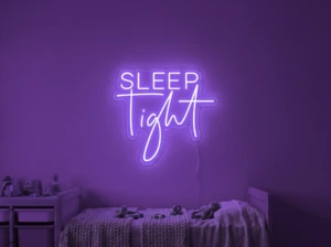 Neonskylt «Sleep Tight» i lila LED-neon, monterad på vägg