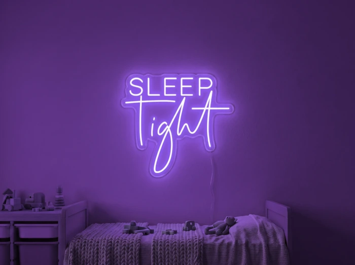 Neonskylt «Sleep Tight» i lila LED-neon, monterad på vägg