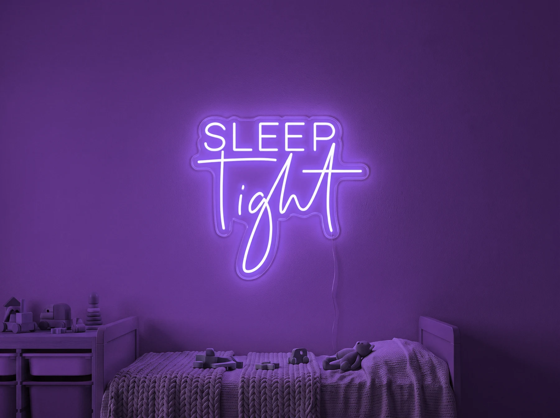 Neonskylt «Sleep Tight» i lila LED-neon, monterad på vägg