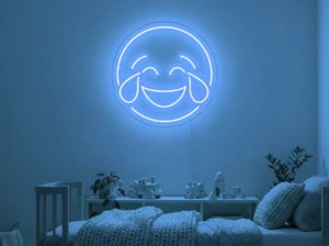 Neonskylt «Smiley» i isblå LED-neon, monterad på vägg