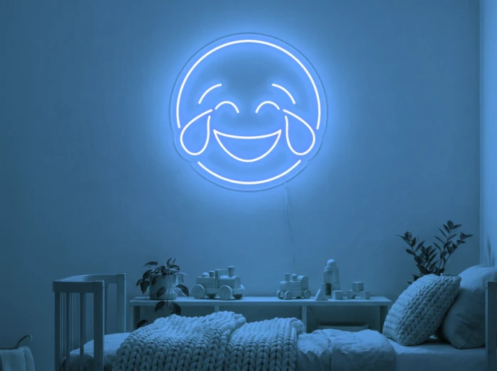 Neonskylt «Smiley» i isblå LED-neon, monterad på vägg
