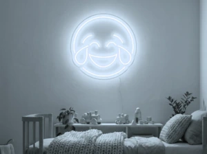 Neonskylt «Smiley» i iskall vit LED-neon, monterad på vägg