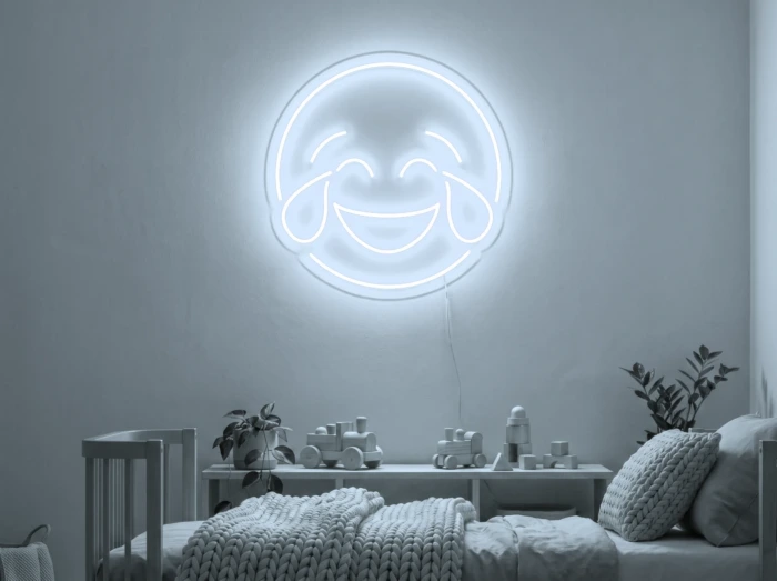 Neonskylt «Smiley» i iskall vit LED-neon, monterad på vägg