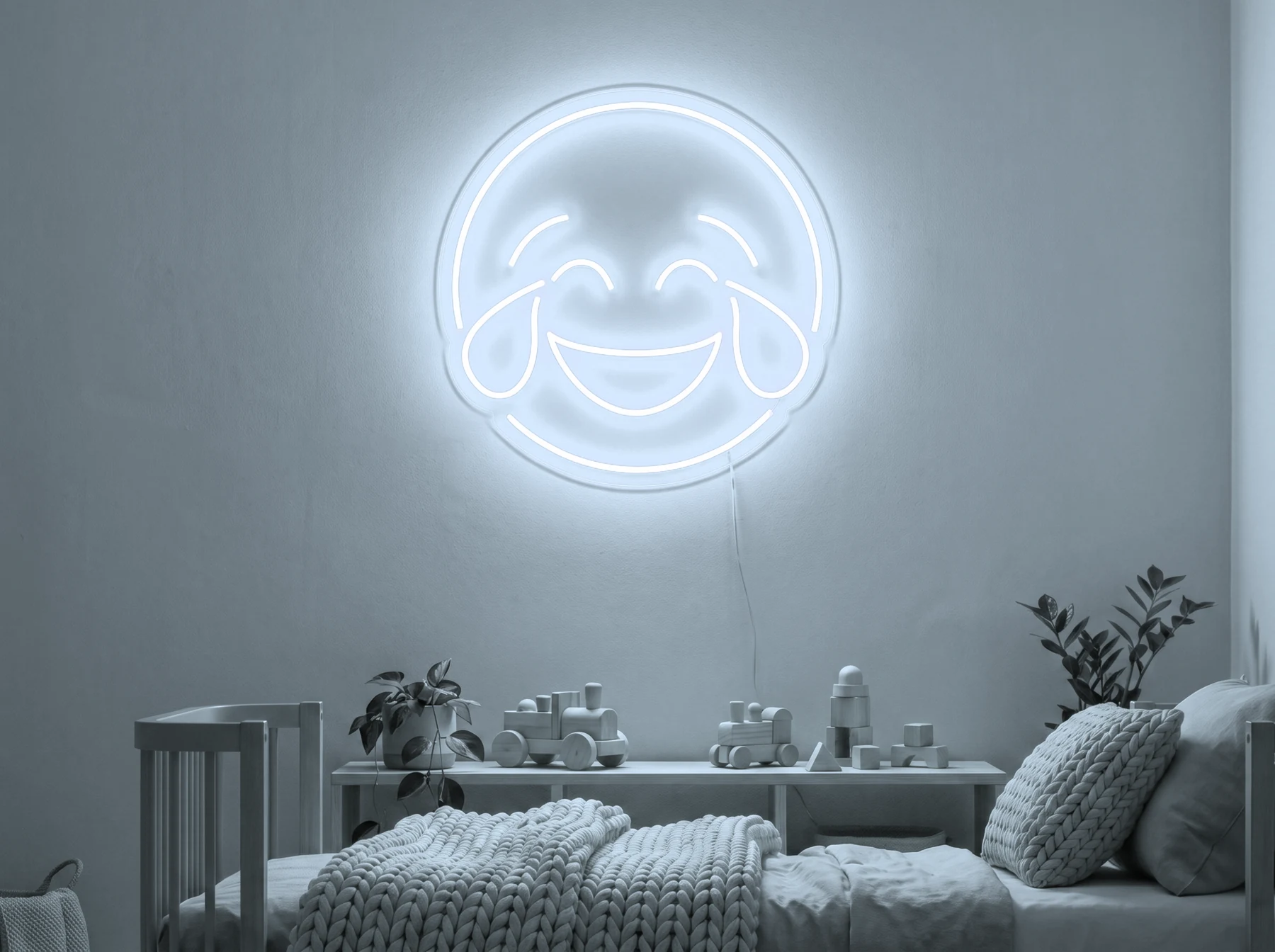 Neonskylt «Smiley» i iskall vit LED-neon, monterad på vägg