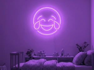 Neonskylt «Smiley» i lila LED-neon, monterad på vägg