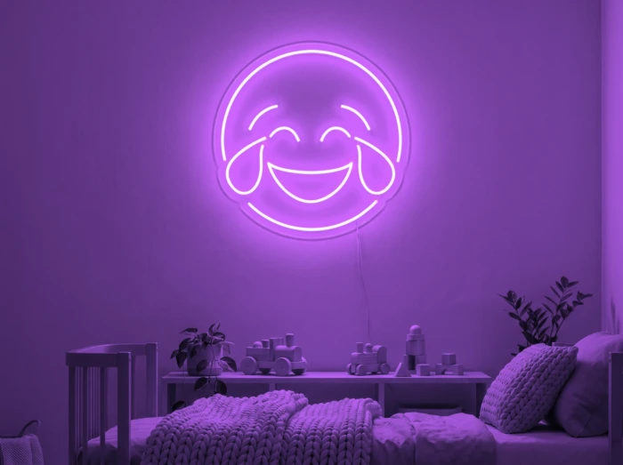 Neonskylt «Smiley» i lila LED-neon, monterad på vägg