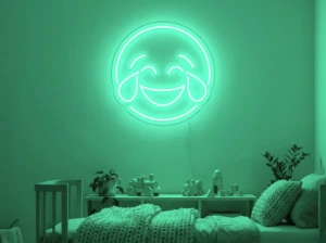Neonskylt «Smiley» i mintgrön LED-neon, monterad på vägg
