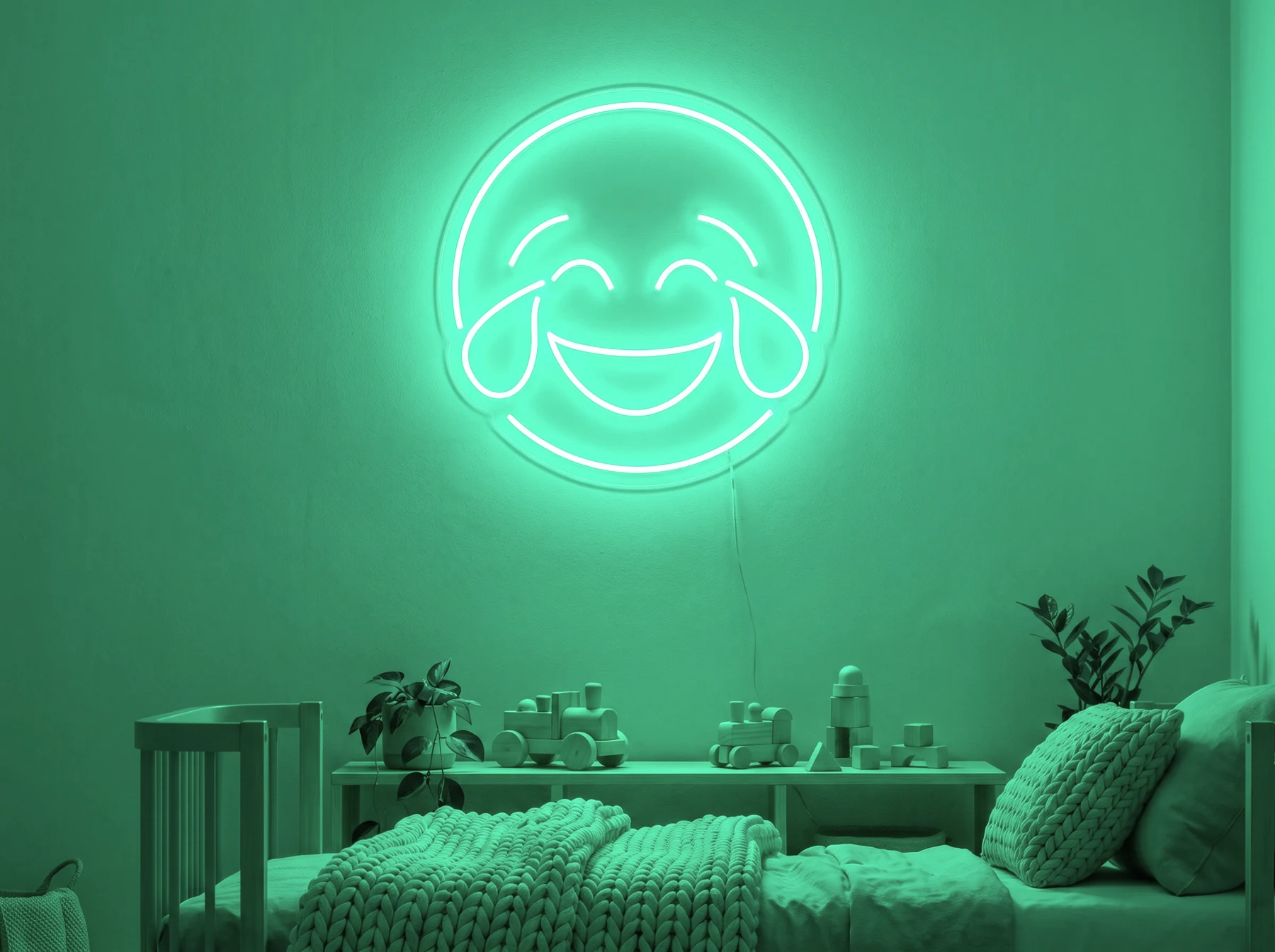 Neonskylt «Smiley» i mintgrön LED-neon, monterad på vägg