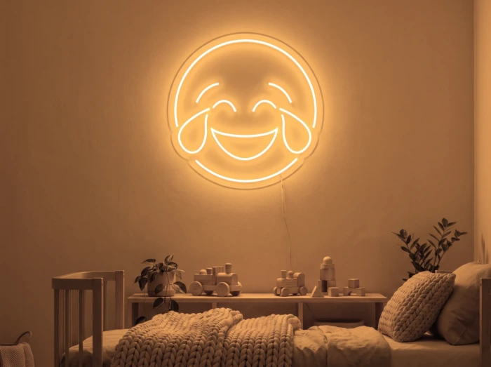 Neonskylt «Smiley» i orange LED-neon, monterad på vägg