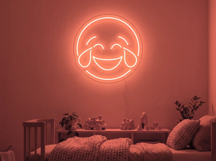 Neonskylt «Smiley» i röd LED-neon, monterad på vägg