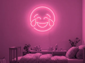 Neonskylt «Smiley» i rosa LED-neon, monterad på vägg