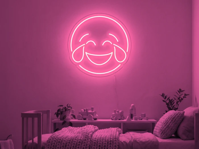 Neonskylt «Smiley» i rosa LED-neon, monterad på vägg