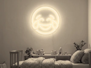 Neonskylt «Smiley» i varmvit LED-neon, monterad på vägg