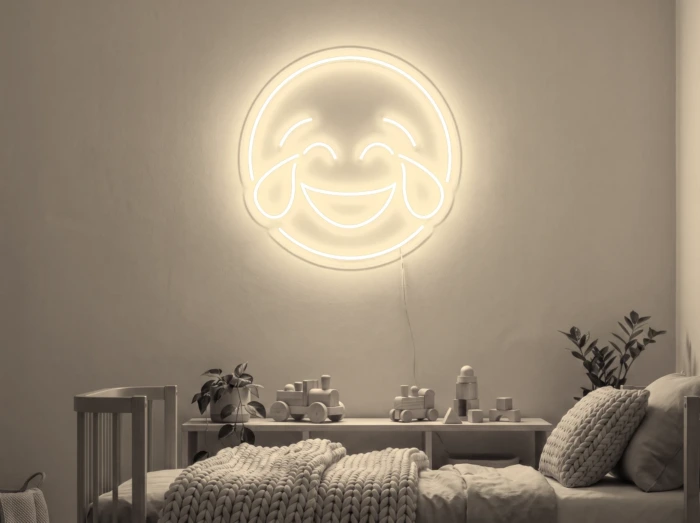 Neonskylt «Smiley» i varmvit LED-neon, monterad på vägg